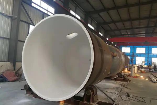 エンジニアは PTFE ライニング機器を選択する前に何を評価する必要がありますか?